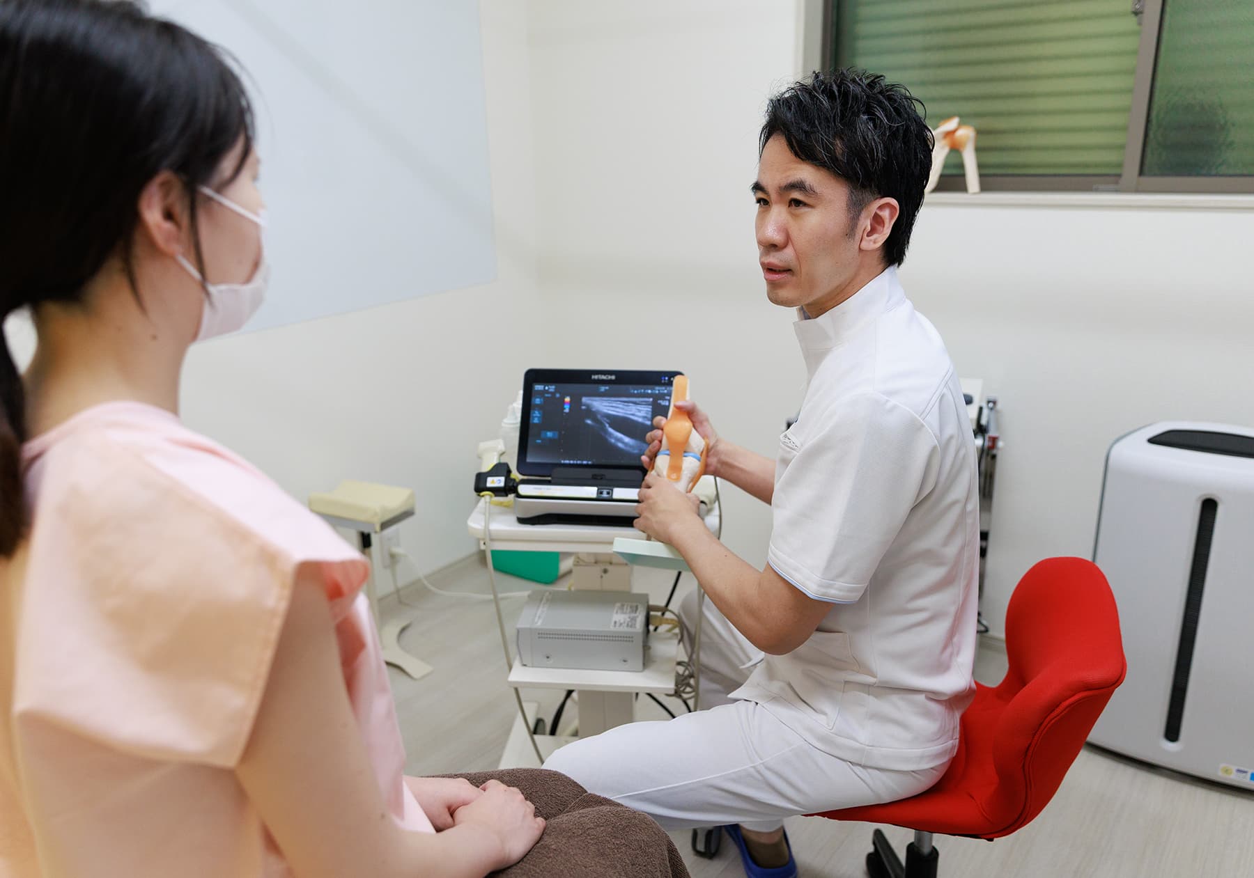 超音波エコーによる精密な診断の様子